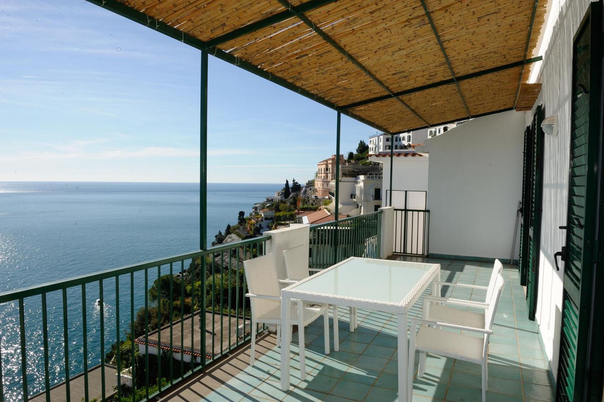Amalfi Blue Flowers B Luaran gambar